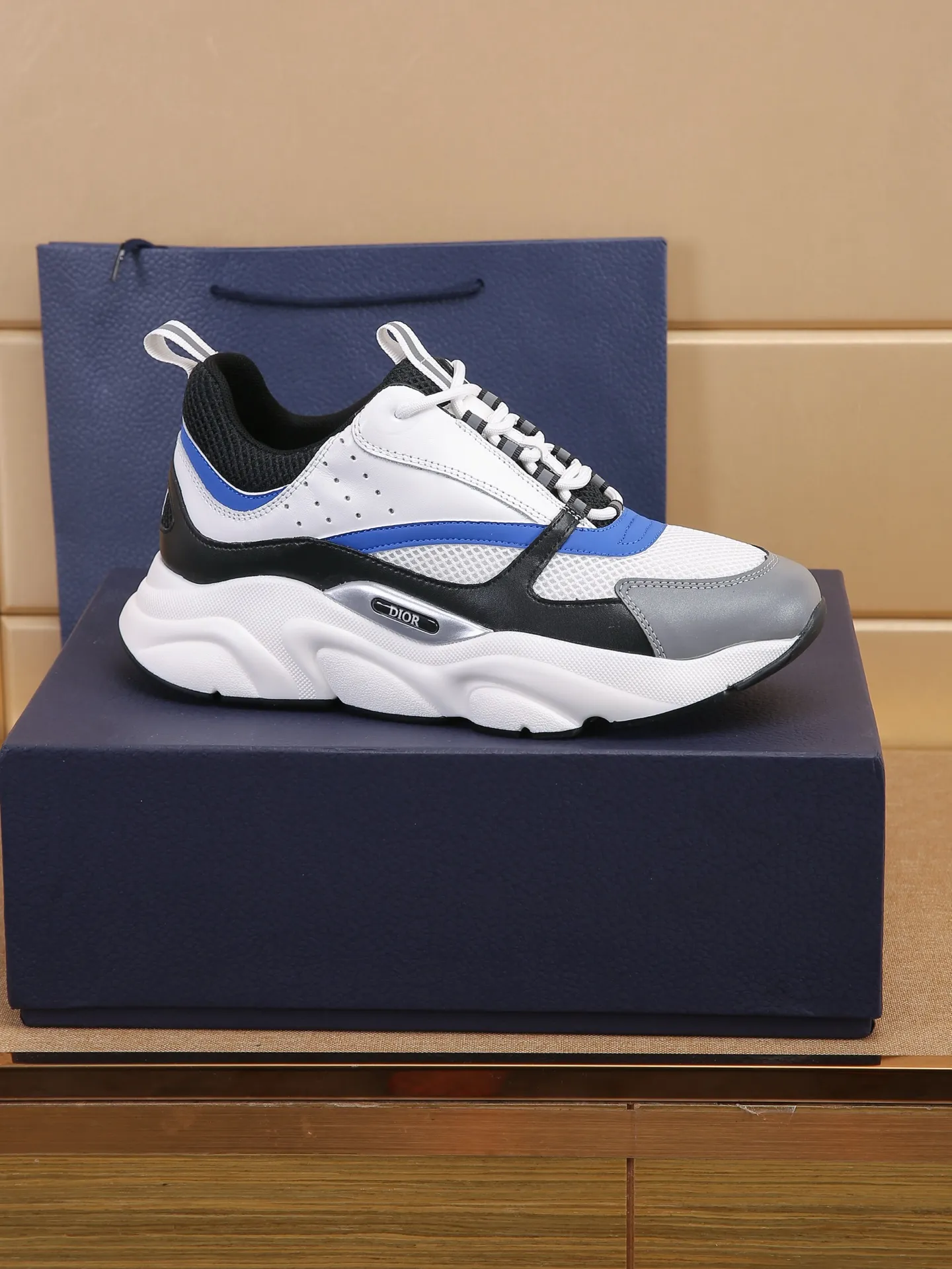 Factory price: 460💰Dior’s top version of D’s b22 men’s sports shoes. Inspired by retro running styles, the chunky low-top silhouette features gray calf leather and blue and white mesh fabric uppers, atop a black, white and blue engraved rubber sole. Nylon ribbon accents the blue mesh tongue and heel counter, and a "dio~" logo appears on the side. Pair it with a suit for a striking contrast and add a sportswear-chic edge to your look. The thick sole can be about 4cm~ Size: 38-45, [46, 47 customized]